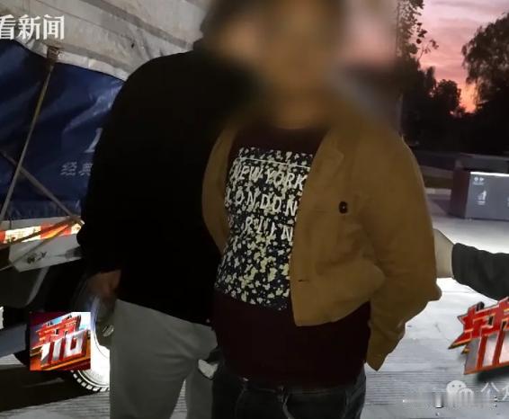 上海，一大爷去菜市场买菜，突然跟一个女子撞个满怀，本来大爷还想道歉，没想到女子反