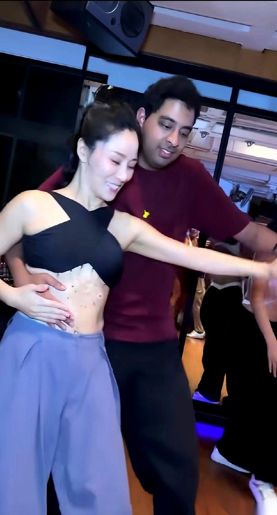 漂亮白净的阿姨和一个南亚壮小伙搭上了伴，俩人凑在一起共舞了一曲。这个外国小伙对
