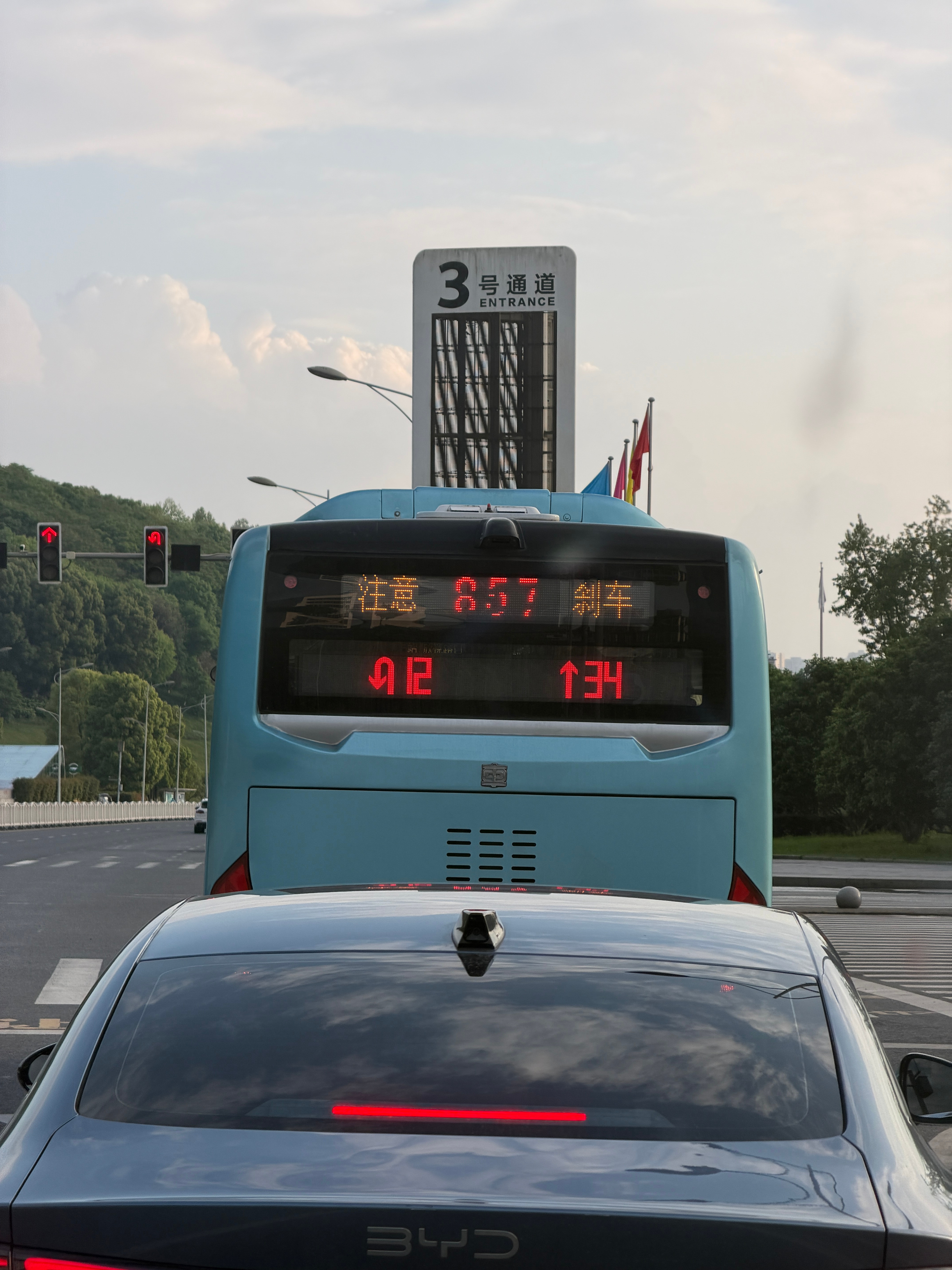 重庆公交车还是太先进了、担心后面的车看不到红绿灯读秒、直接实时同步在尾部显示屏、