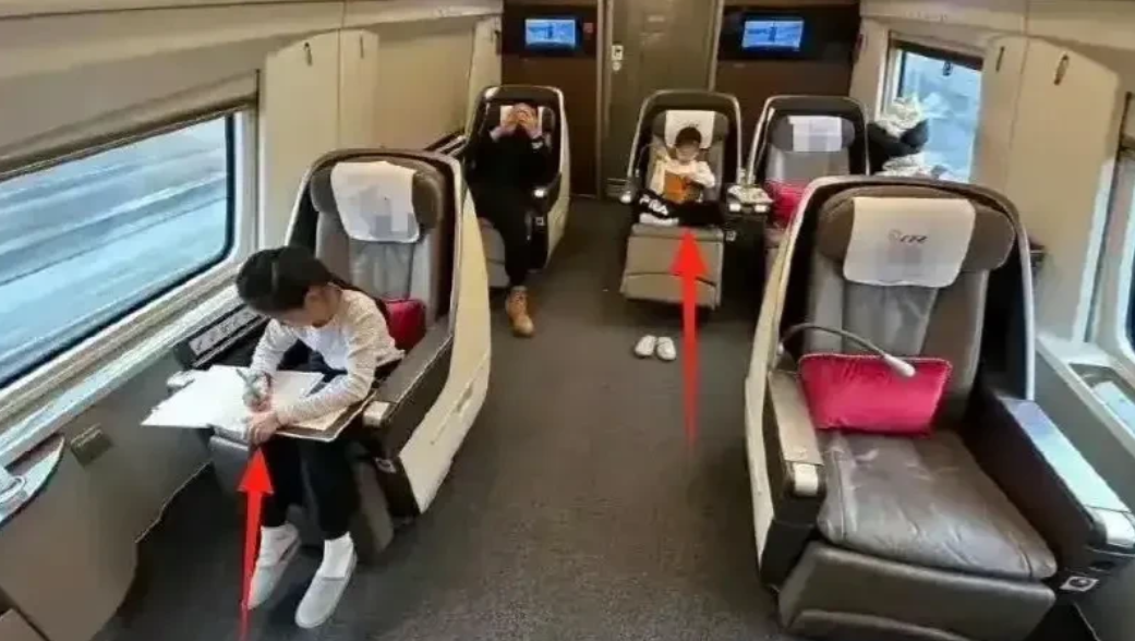 高铁上的一幕，不得不说，惊呆了啊。