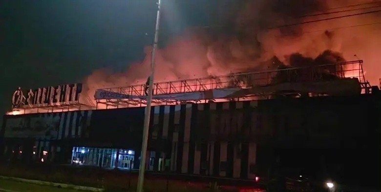 俄军导弹撕破夜空，整个基辅右岸地区爆发连绵数公里大火！烈焰啃噬厂房，乌克兰大批工