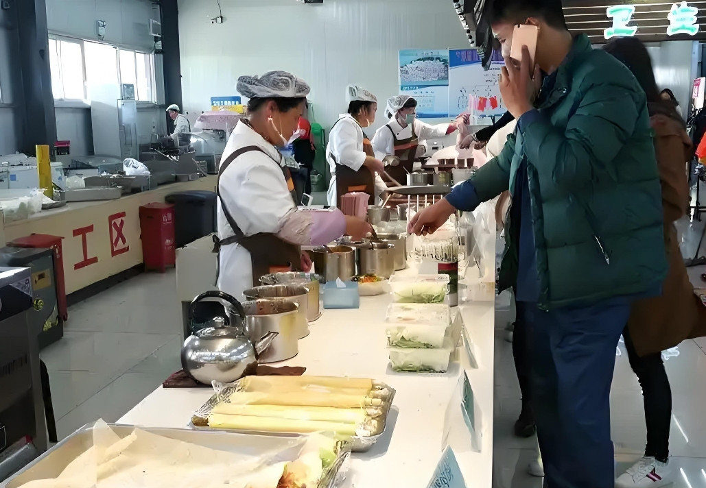 其一：有次在高速服务区，我老公先下车了。我抱着不满一岁的孩子在车上，我以为他去上