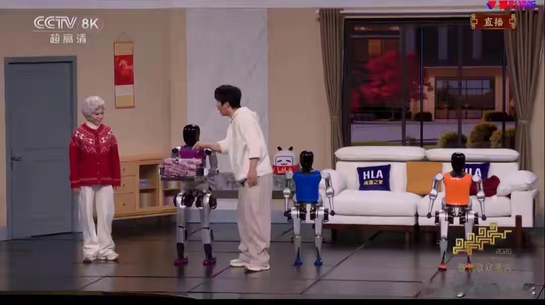 昨晚春晚舞台最令人头皮发麻的瞬间，莫过于蔡明推着另一个“蔡明”缓步登场。那一刻，