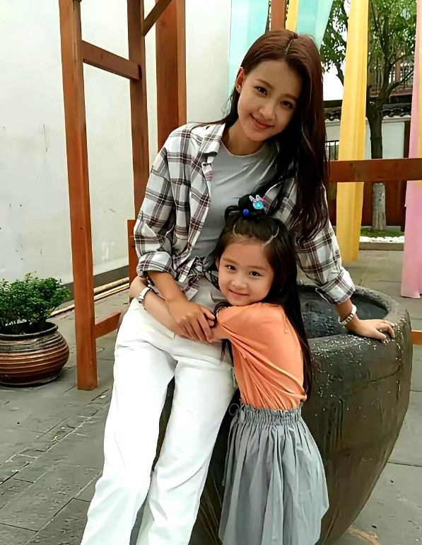 “漂亮娃在身边，钱也到账。”孙怡攥牢女儿抚养权那天，网友评论炸锅：争孩子=争饭票