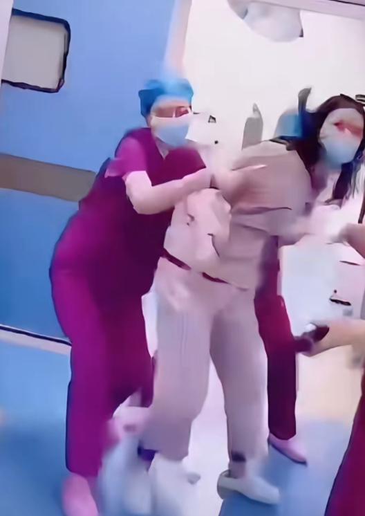 生完孩子还不到两小时，产妇情绪突然失控，冲婆婆动了手，血顺着大腿往下淌，护士冲进