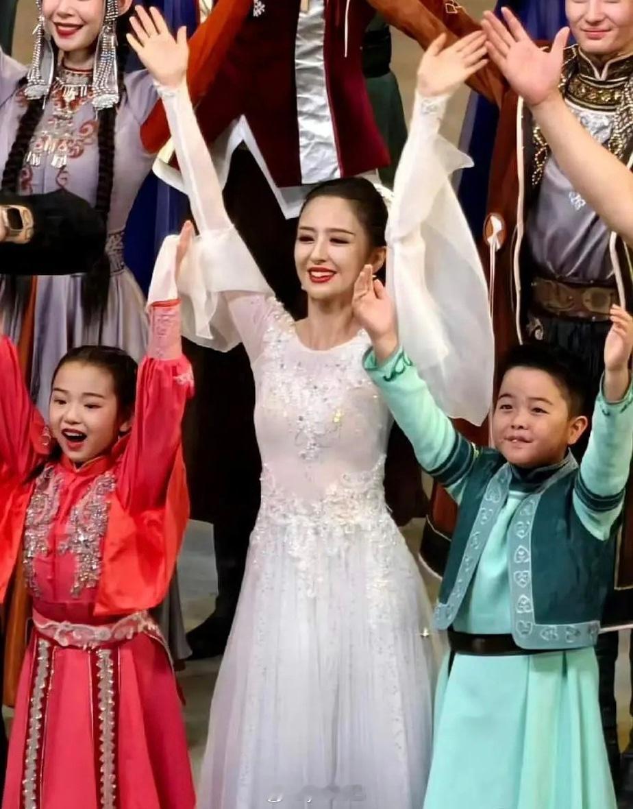 丫丫和陈思诚的儿子妈呀丑男的基因好强大像宝强和陈狗的孩子​​​