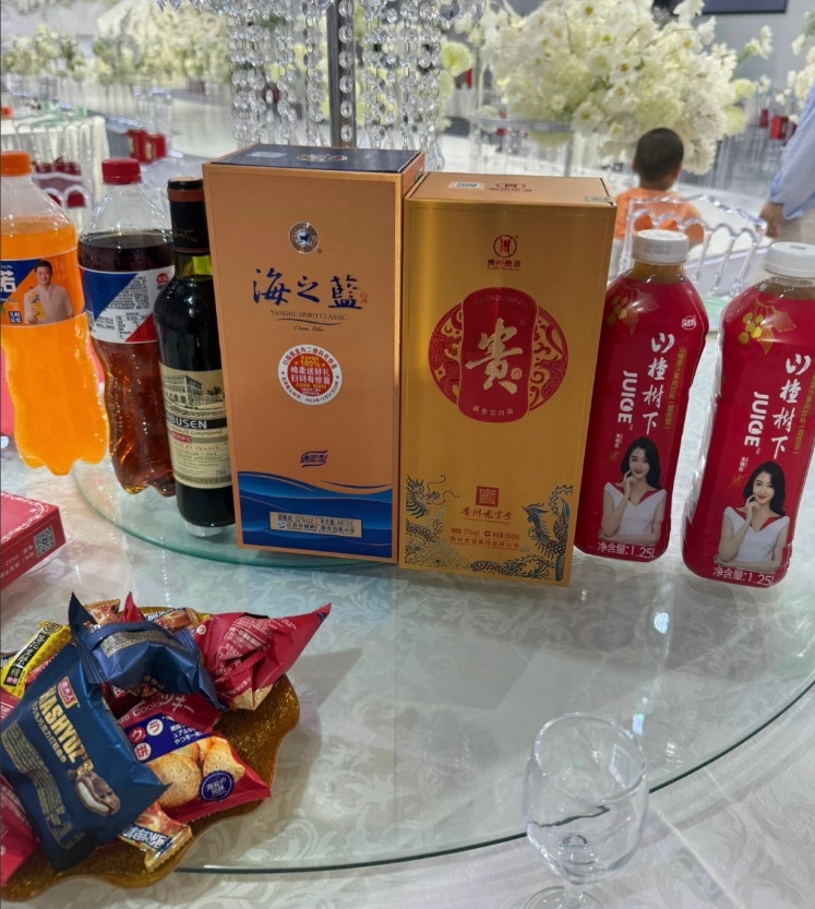 我有个同事，可真是丢人丢大发了！上次我们去喝另一个同事的喜酒，他在那大喇叭似的，