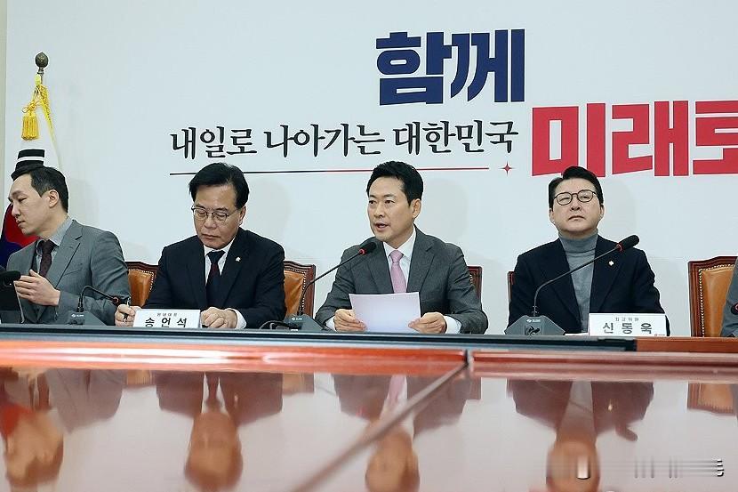 2月9日韩国国民力量党再次对亲韩派下手，正式开除亲韩东勋派前最高委员金宗赫。此前