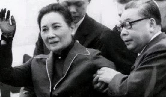 1975年，蒋刚咽气，比蒋经国只大12岁的宋美龄就想独揽大权，没想到，一向憨厚的