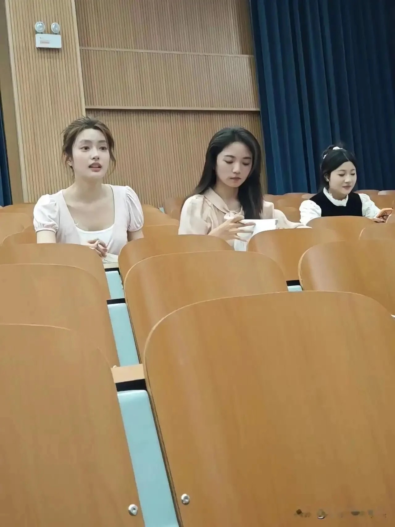 不怪那么多人喜欢她，路人镜头下真是美若天仙