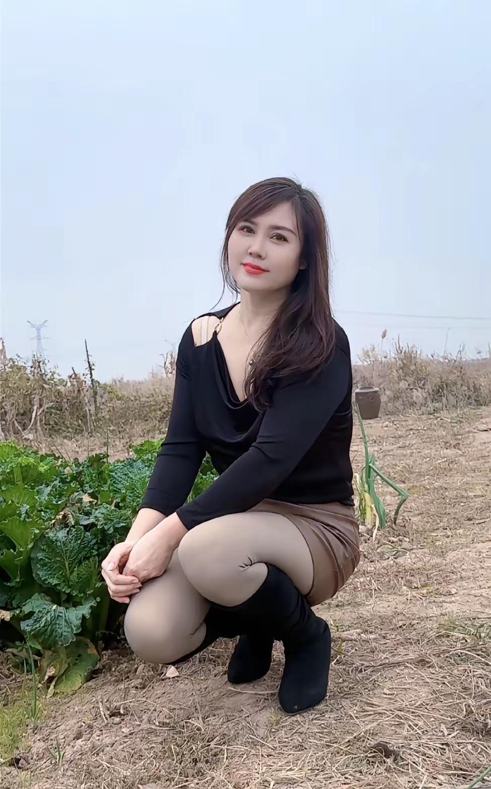 田园风穿搭，黑衣红唇，自然清新