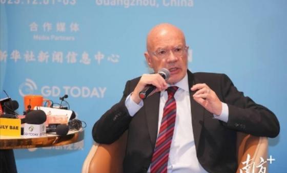 从经济上看，美国怕中国抢了它的饭碗。早年间美国靠页岩油打压油价，本想收拾沙特等资