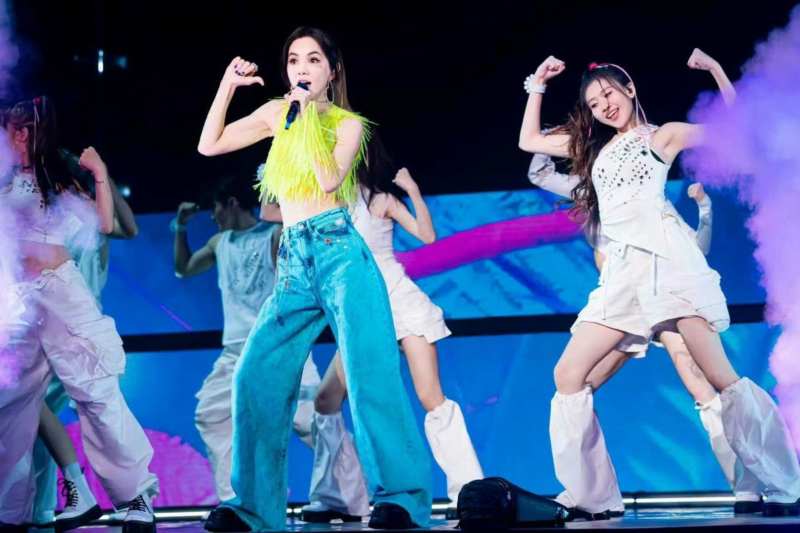 Ella肉眼可见的气血充足感Ella的舞台状态太惊艳！能量满格超吸睛，声线始终稳