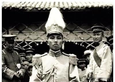 1923年，大军阀杨森喝醉了，误把自己的干儿女曾桂芝当成了姨太太，抱着她宠幸了一