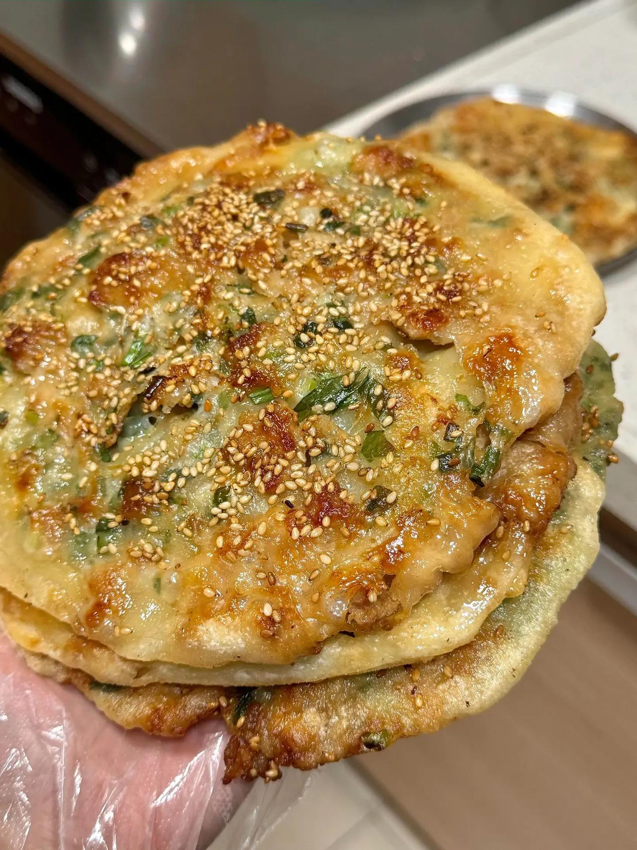 救命！这葱香肉饼让我连吃一周都不腻！🥹。谁懂啊！5分钟搞定的早餐居然能这么绝‼