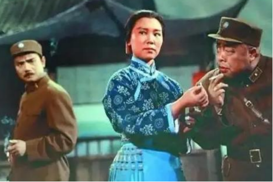 1941年，谭震林被特务拦住问话，一个挎着篮子的小媳妇走过来指着他就骂：“不就是