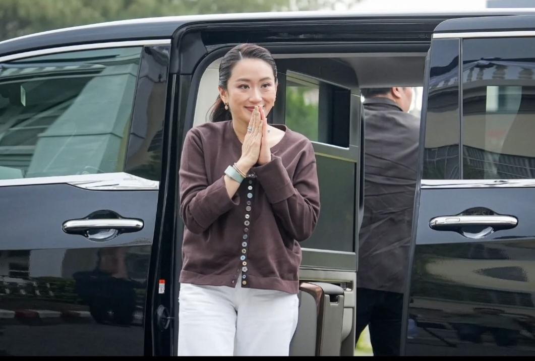 好漂亮的姊妹花，主要是忒孝顺！4月30日，佩通坦携丈夫以及姐姐萍通塔来狱中看望父