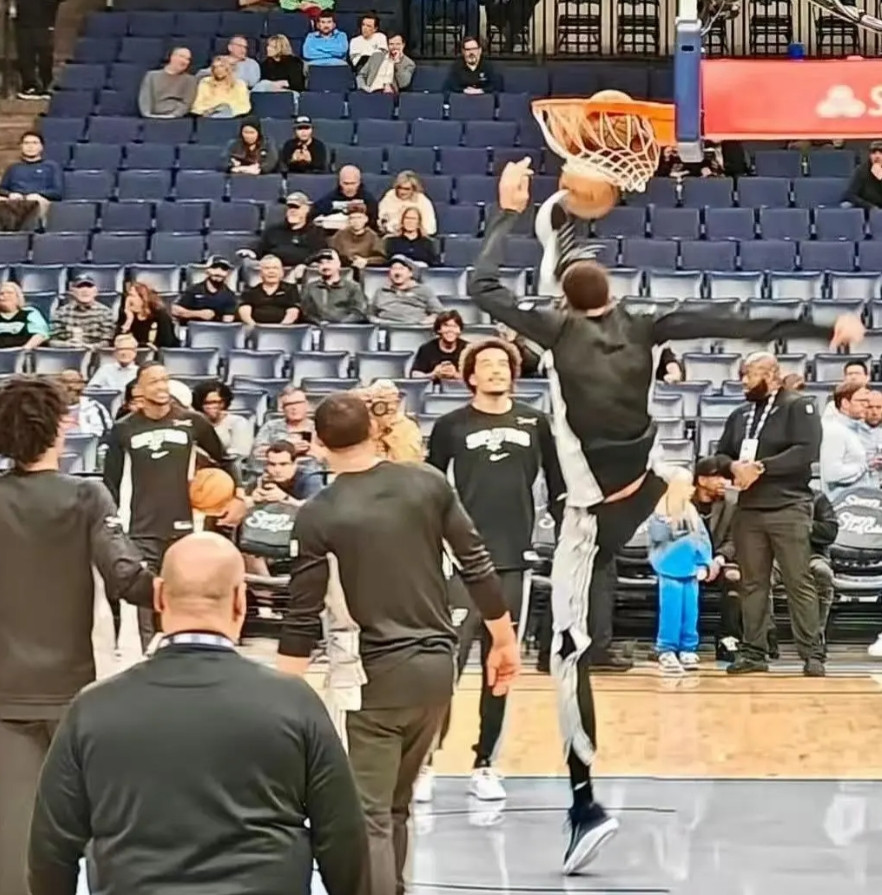 文班这太夸张了我以为他是跳起来踢的，结果竟然脚还在地上……太夸张了……但是文班