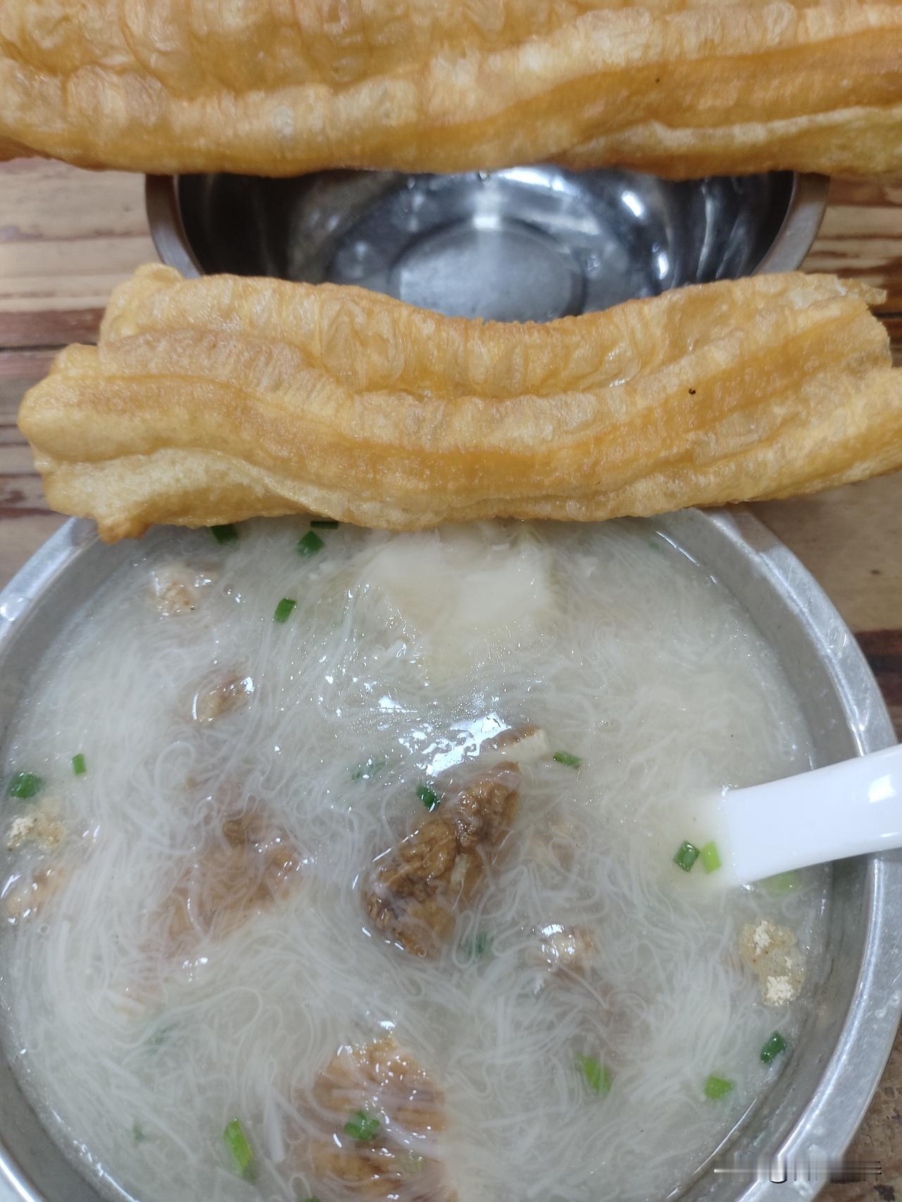 今晚去永和镇吃面线糊！这家煮的面线糊味道很不错！一碗面线糊，加了一份炸醋肉、