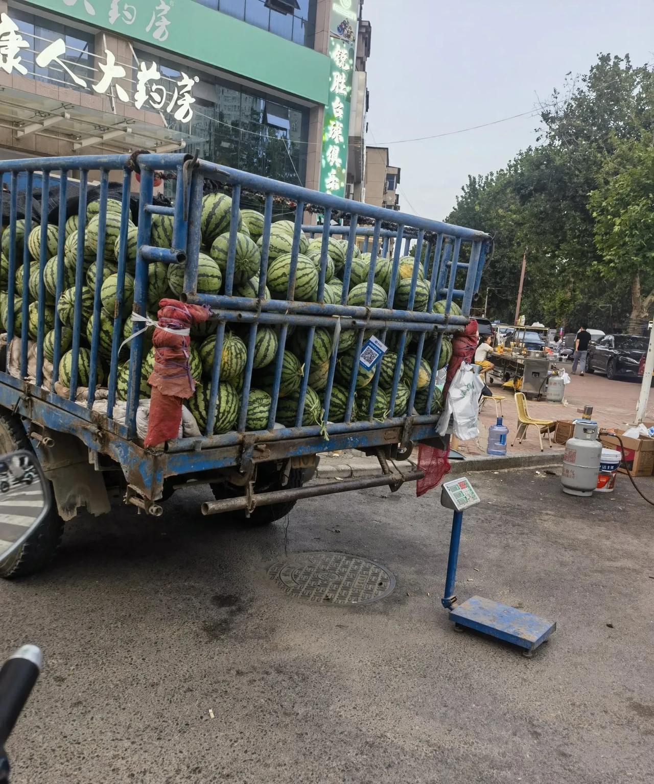 买瓜。下午带闺女回家路过街角，一抬眼就看见一大车西瓜，瓜的纹路清鲜，个头不大不