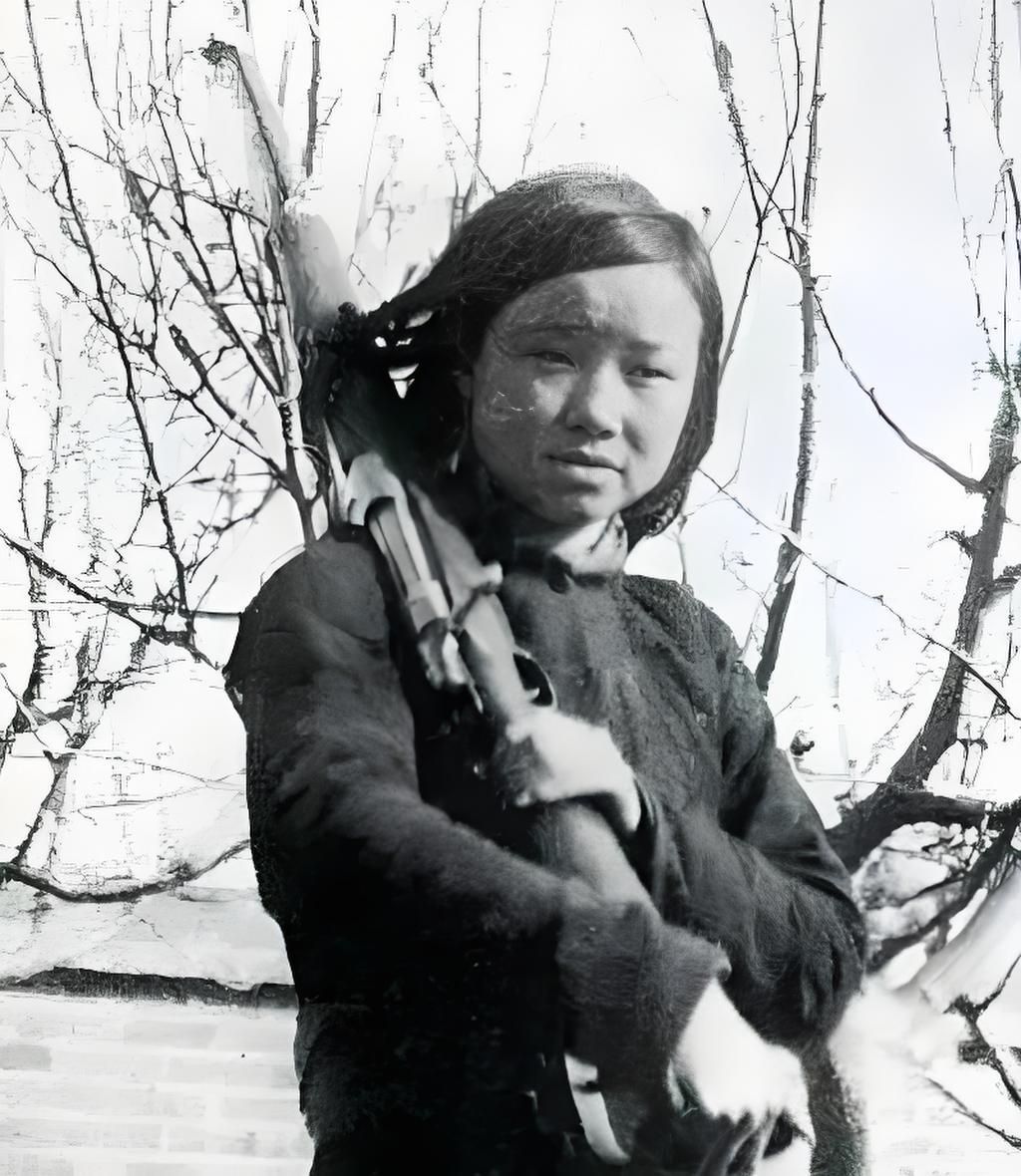 1943年，一个16岁的中国女孩被两名日军紧追不舍。她跑进屠夫家，竟将鬼子引向一