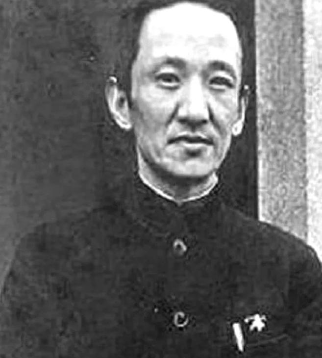 1947年深夜，特务踹开房门搜出电台，看清夫妻身份，特务头子瞬间慌了。这一