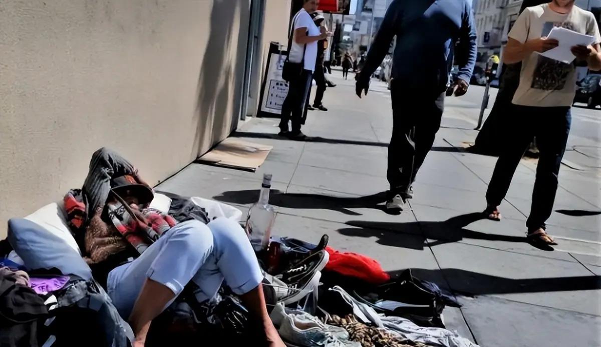 美国1%的人掌握90%的财富，为什么穷人不拿起枪闹革命？简单来说，美国那些最底层