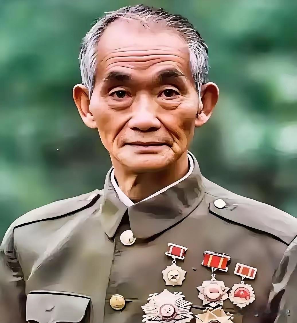 1952年，上甘岭战役中，上甘岭战役中，一名新兵守阵地时，见美军冲来十分慌乱，忽