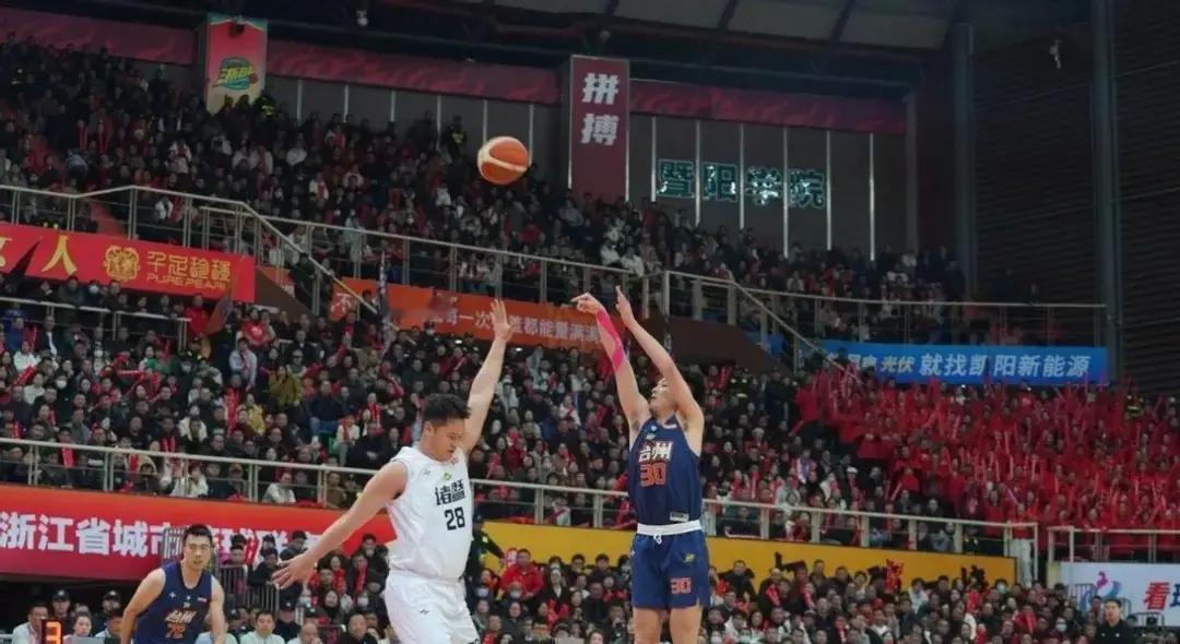 台州队已晋级，金华只剩死战昨晚台州89-82拿下杭州，李航28分11板，积