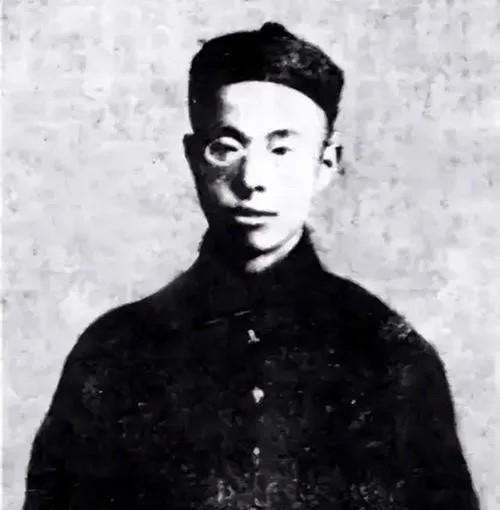 谁能想到，这位被残害的徐锡麟本是绍兴富商之子，家里良田两百多亩、商铺两家，完全能