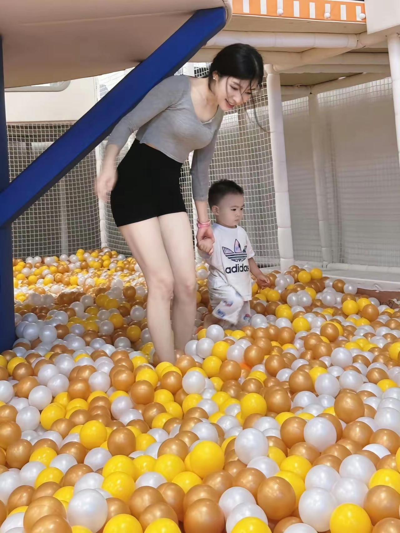 昨天逛商场在儿童游乐区碰到的美女宝妈一枚，果然曹孟德的快乐你想象不到！