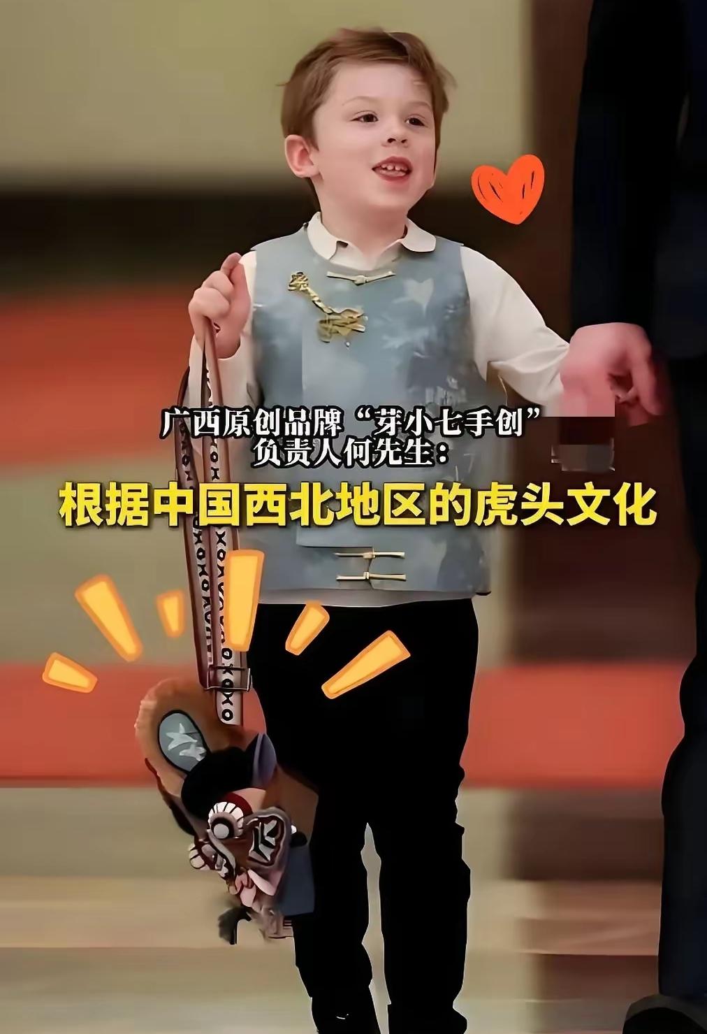 马斯克这老狐狸，确实有点东西！儿子背的包，真的无敌了马斯克这次访华直