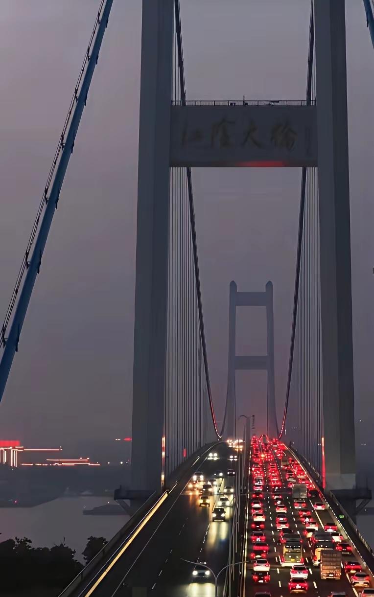 假期出行本是开心事，可朋友从苏州回连云港，却被江阴大桥的堵车整崩溃了！四个小时都