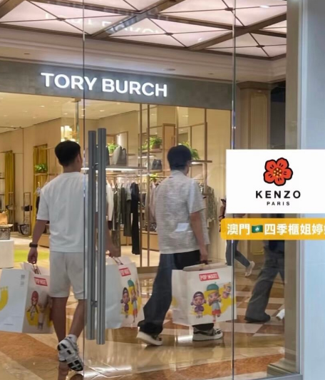 王楚钦和小牛泡泡玛特大采购，这是买了多少星星人啊。要是这些都放回酒店，那得玩