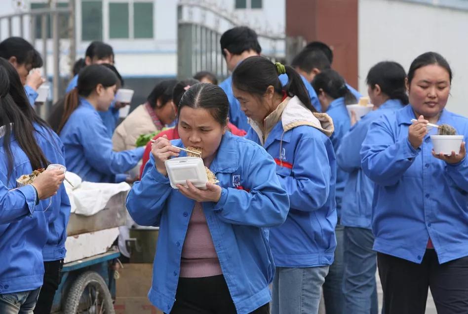 你以为月薪3000雇人上班只是个段子？这恰恰是3300万劳务派遣工的日常！2