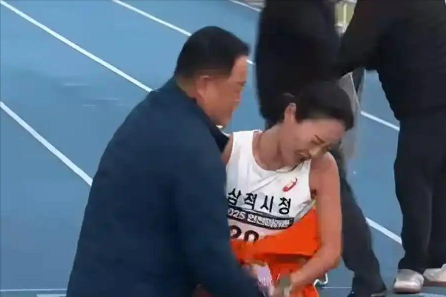 韩国马拉松教练好心裹毛毯，竟被女选手🏃一把推开！背后原因引人深思……在20
