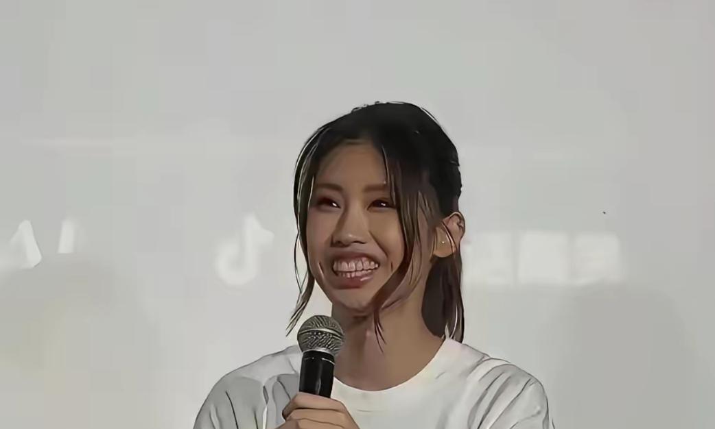 冯小刚的养女徐朵，单单整牙就花了六十万。整完之后龅牙不见了，厚厚的眼镜也摘掉了，