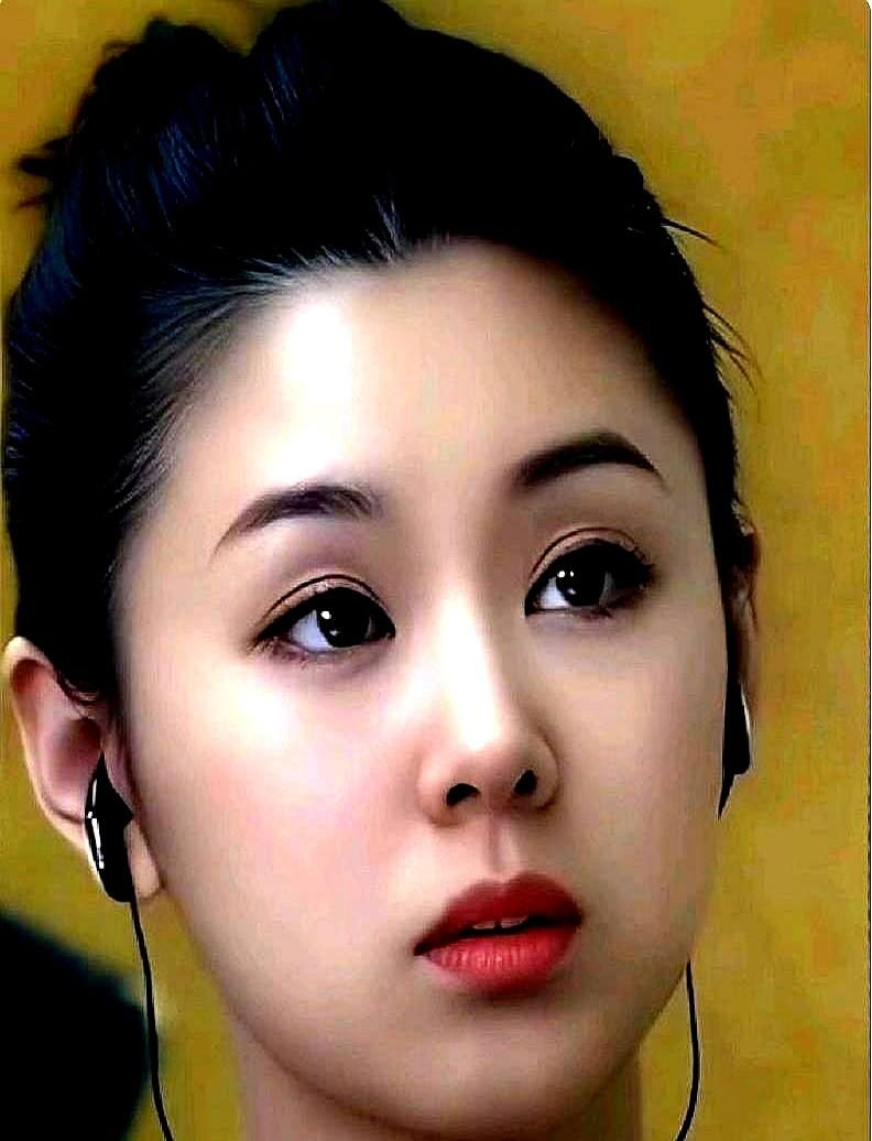 刷到李小萌的近况，才发现有些人的好命，真是藏都藏不住。快40岁的人，一张娃娃