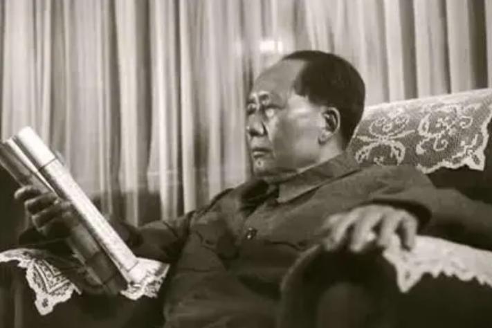 麦克阿瑟扬言要用26颗原子弹炸中国，毛主席为何只回了四个字？1951年4月1