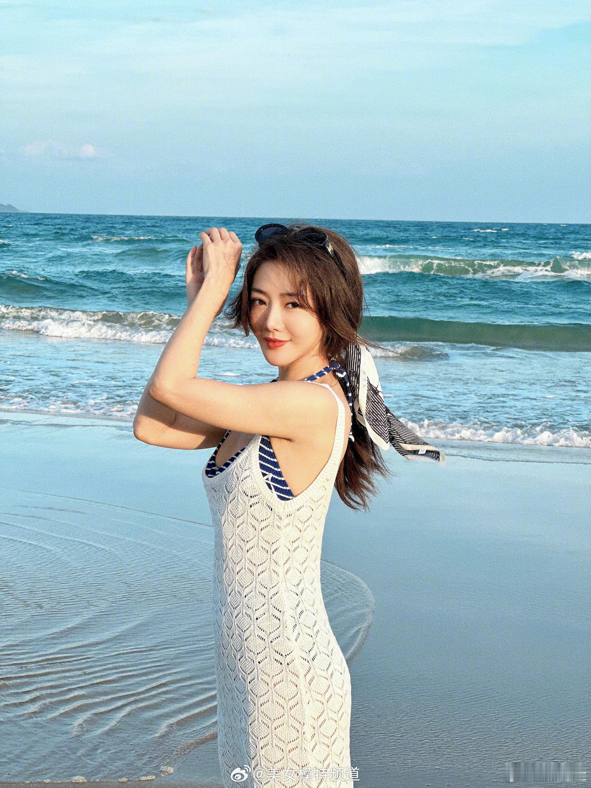 邓家佳海边柔美大片​​​