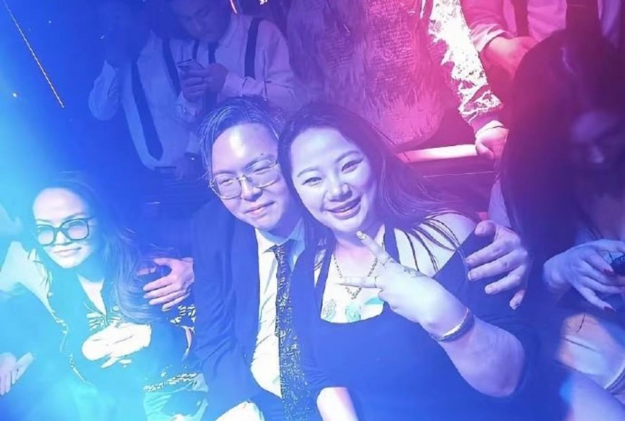 看到向佑两口子的照片有点小意外，向太的两个儿媳气质真的千差万别。向佑的妻子长