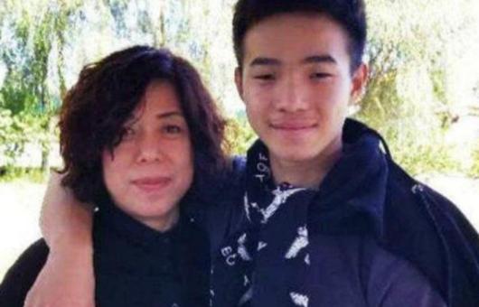 🌞1995年，黑龙江一女子捡到一聋哑男婴，为了抚养他，不惜与丈夫离婚，甚至