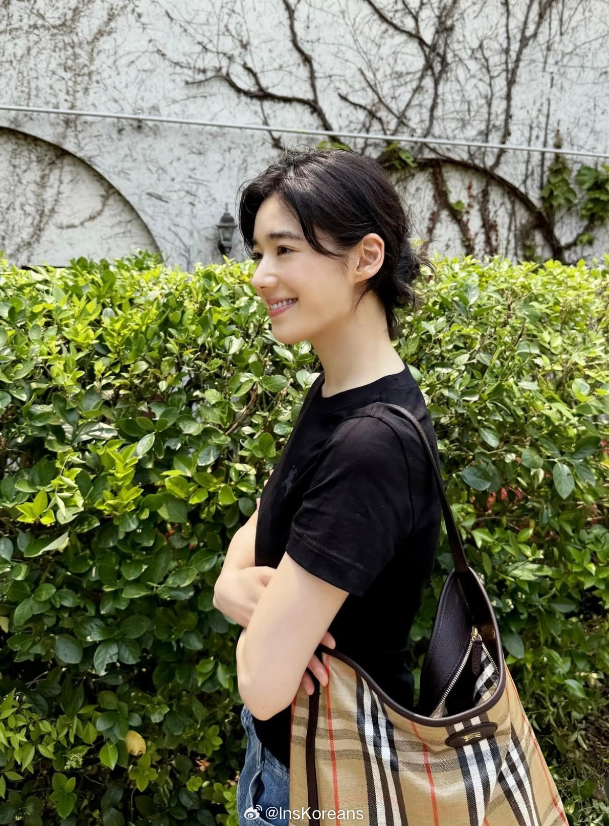 郑恩彩郑恩彩知性大方牛仔裤黑tee看着都很洋气​​​