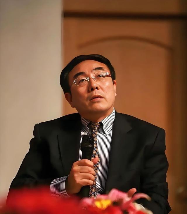 经济学家曾说：“把分配不均说成是经济危机，把财富向上集中说是市场规律，把普通人的