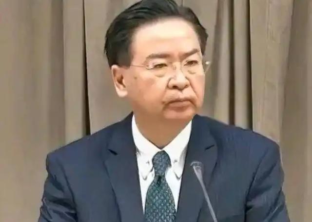 台独顽固分子、台湾所谓的“国安会秘书长”吴钊燮，近日他气急败坏地说，“大陆是一个