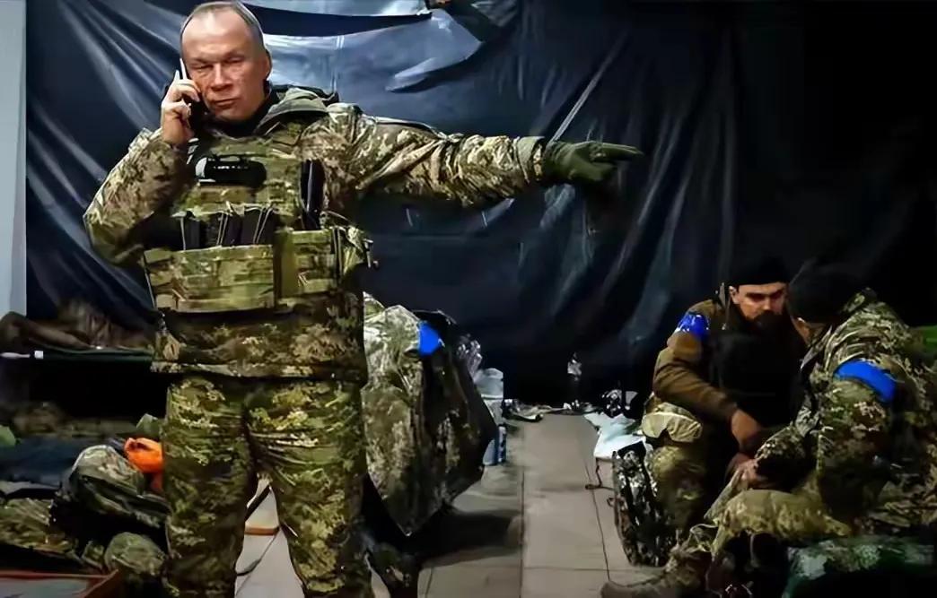 要说这红军城之战，恰似俄乌冲突中的“麻雀虽小，五脏俱全”。俄军硬生生啃下这座战略