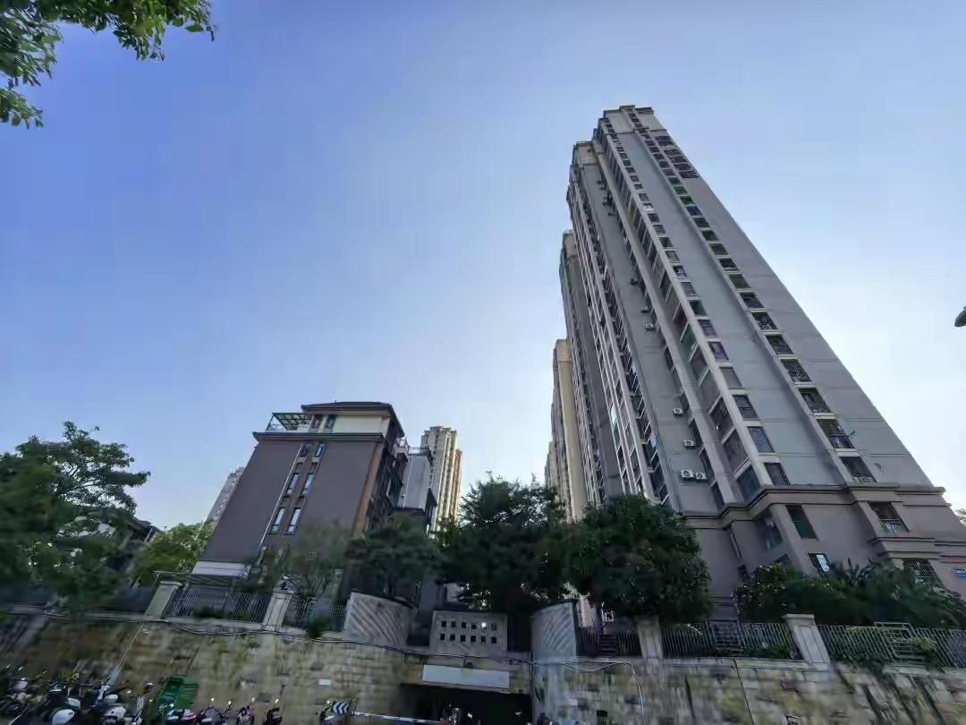 “不解决问题，反而解决发现问题的人？”福建厦门，女子发现小区潜入一个穿着工装的男