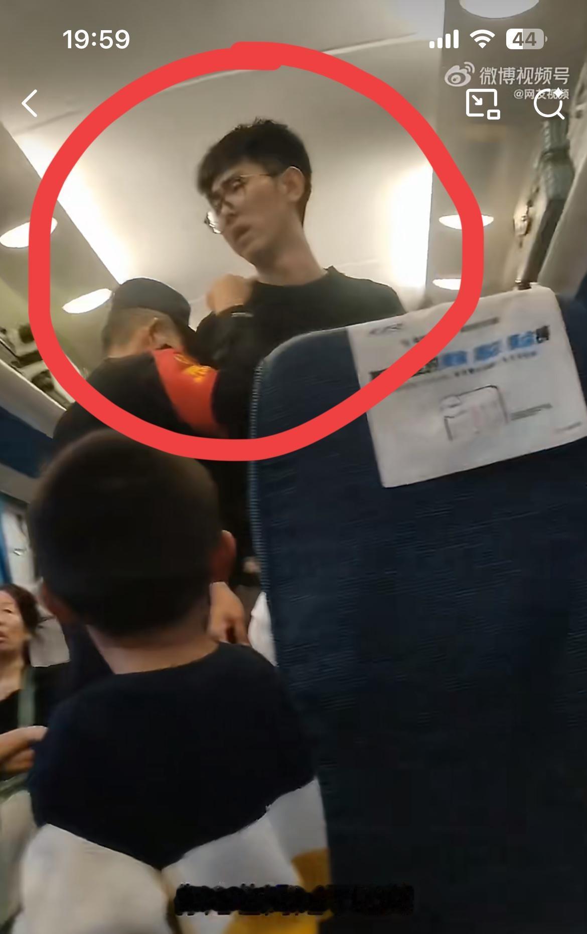 绿皮火车上，一小伙大声指责婴儿啼哭，一再呼叫乘警来管理，遇到这样没人性和同理心的