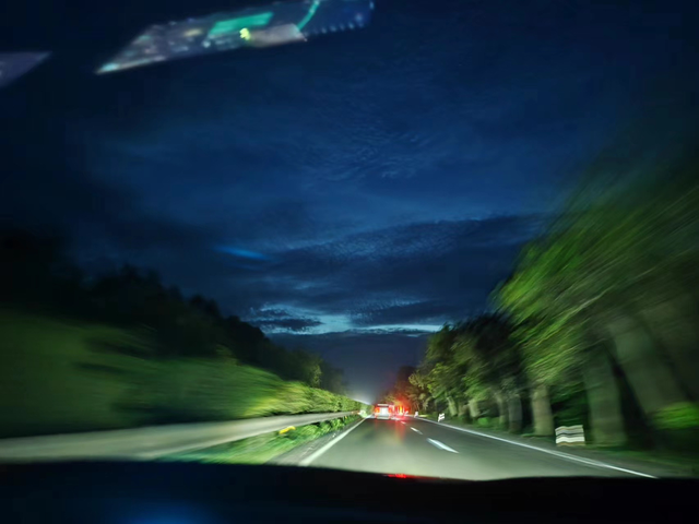 高速开车神器，终于发现了前者是可以释放你的脚。但手还需要调整方向盘，比如高速设