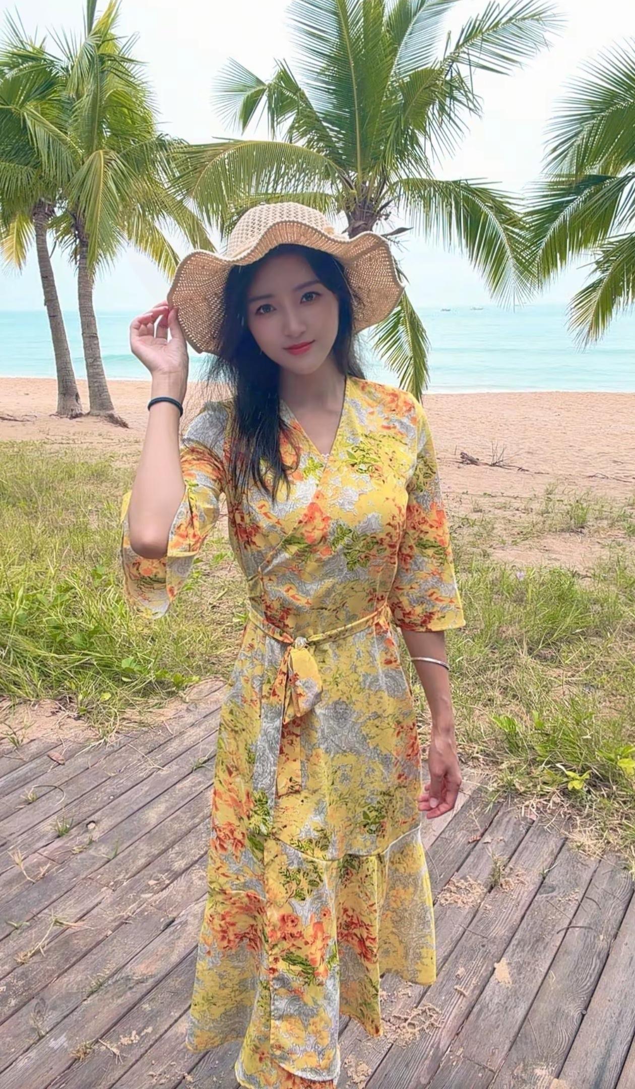 身着黄色战衣的小姐姐在三亚